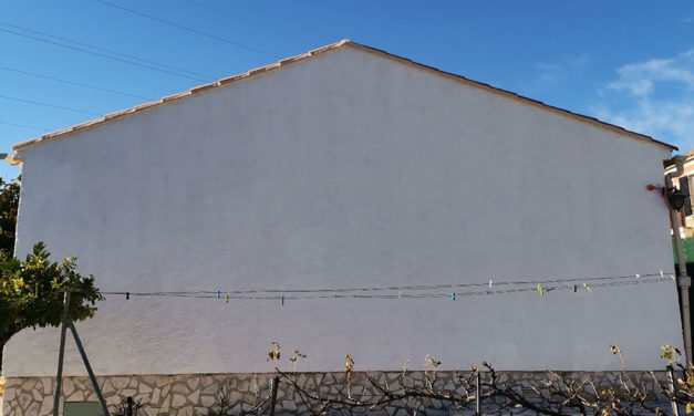 Traitement des fissures sur la façade de cette maison située à La Crau (83260)