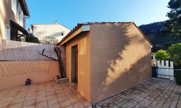 Protection contre les intempéries par la mise en peinture des façades d’une maison à Toulon (83200)