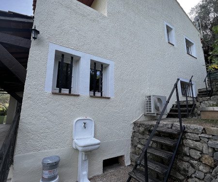 Ravalement et mise en peinture résine des façades d’une maison à SOLLIES-VILLE (83210)