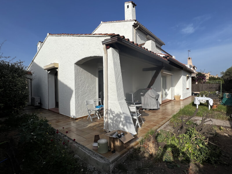 Photo pendant 1 Ravalement de façade avec mise en peinture résine d’une maison située a Saint Cyr sur Mer