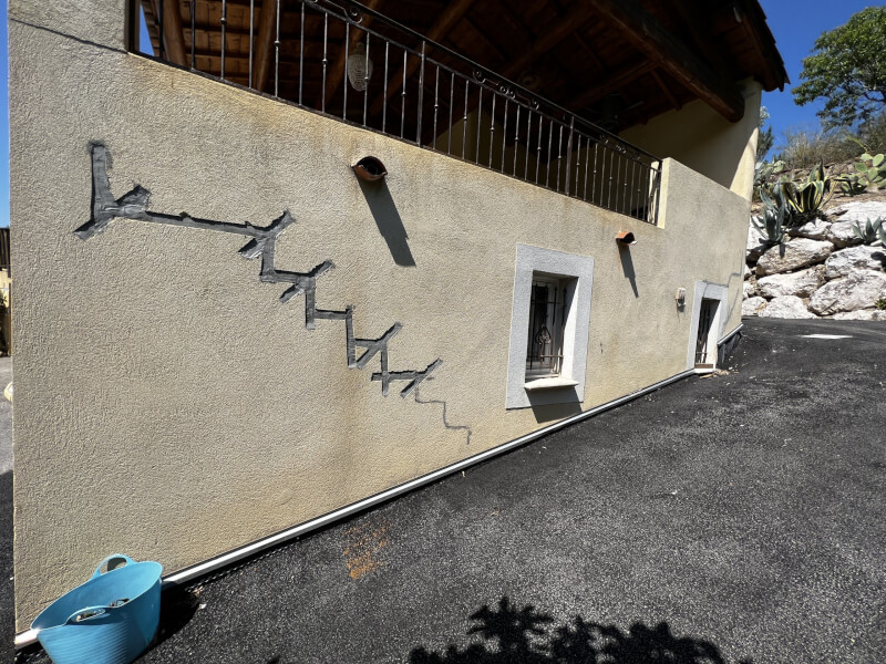 Photo pendant 1 Revêtement Souple d’Imperméabilité (RSI) classe I3 sur les façades d’une maison à Saint-Cyr-sur-Mer (83)