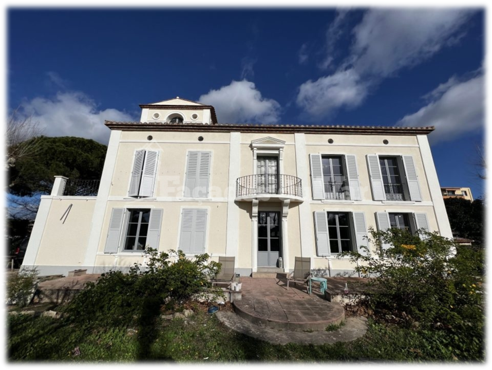 Application d’une peinture minérale de classe D2 sur une grande maison à la SEYNE SUR MER 83500