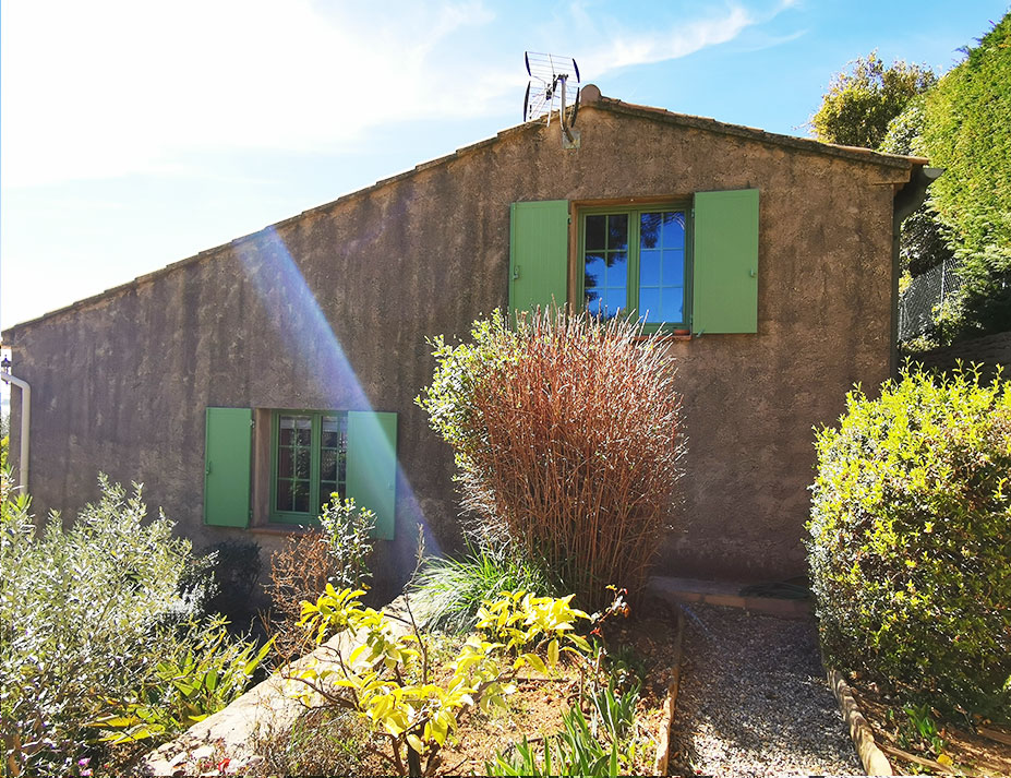 Façade d'une maison avec volets verts, Façades du Var, Façadier Var.