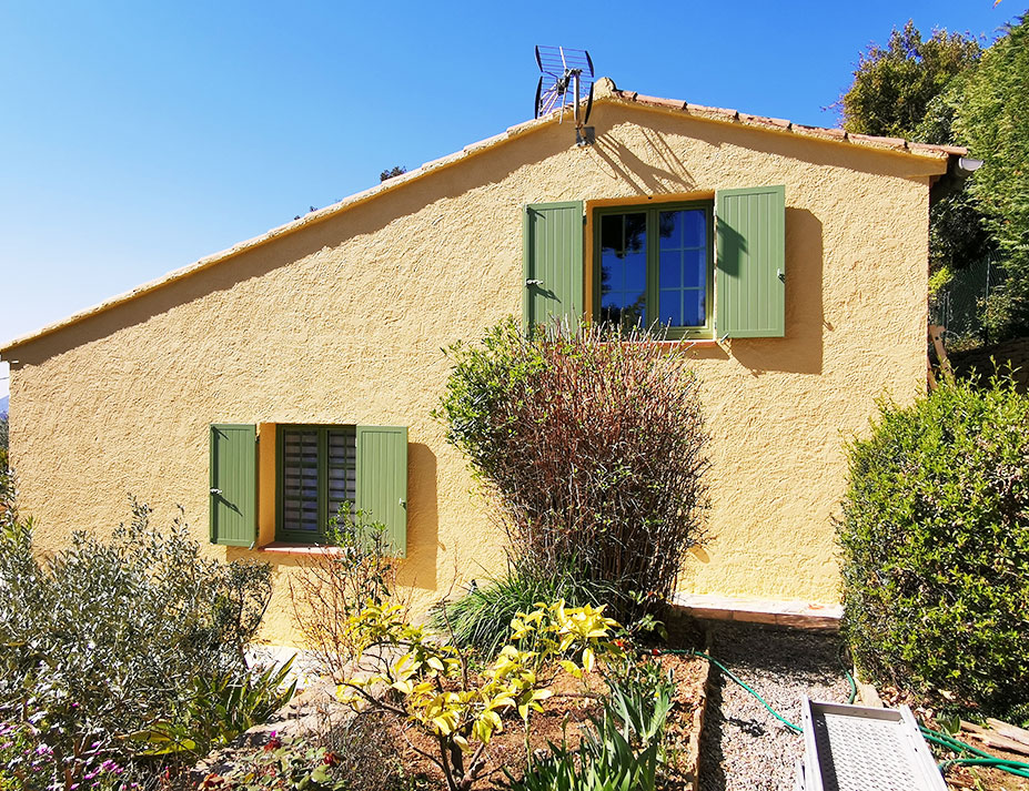 Façade d'une maison jaunie avec volets verts, Façadier Var.