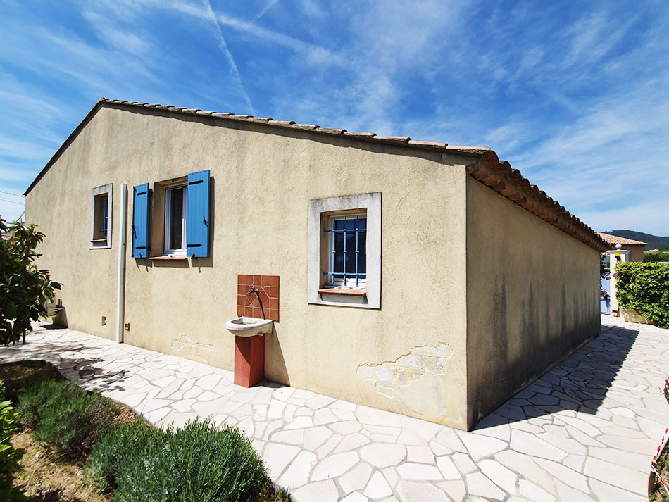 Façades du Var, maison avec volets bleus, travaux par un façadier Var.