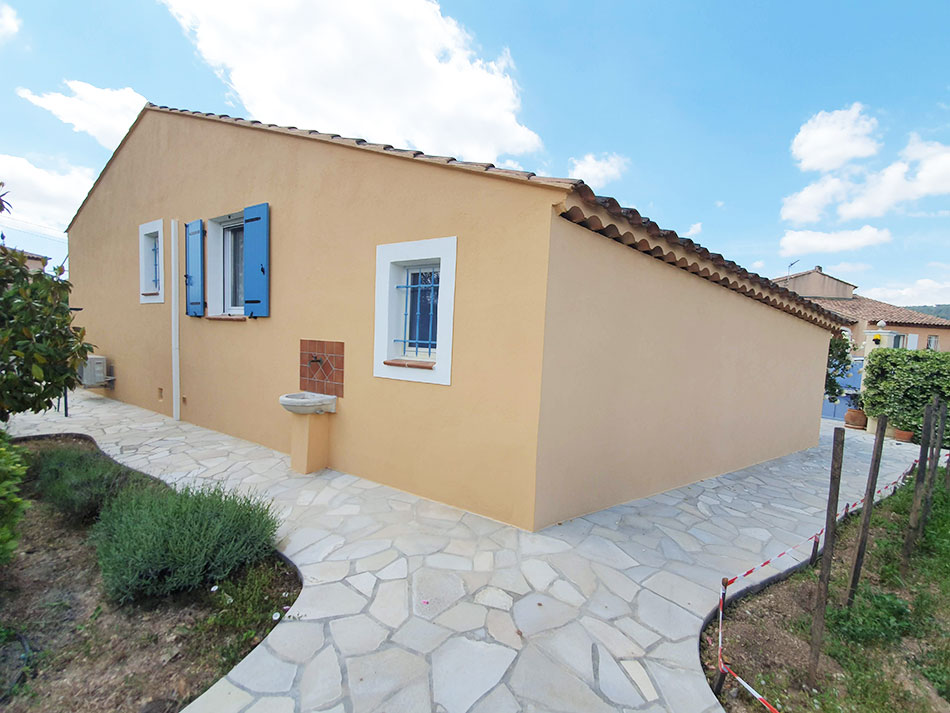 Peindre les façades d'une maison située à Solliès Pont (Var 83210)