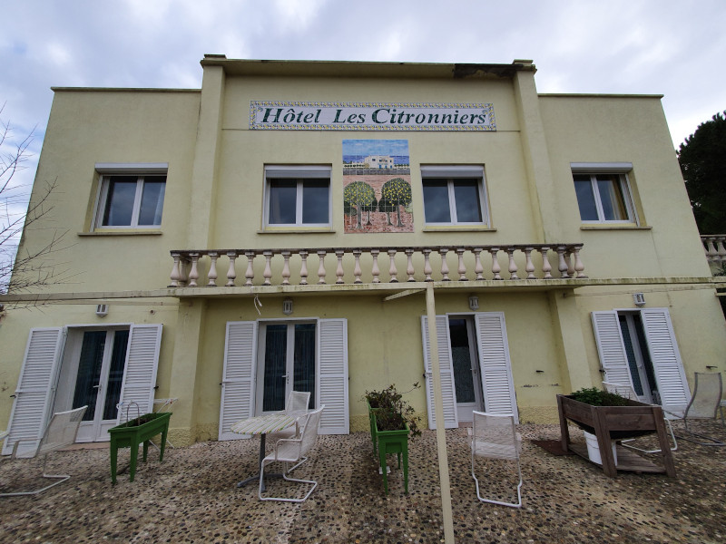 Façades du Var d'un hôtel avec balustrade et décoration murale. Façadier Var.