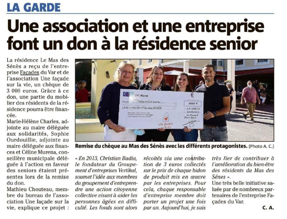 Une association et une entreprise font un don à la résidence senior