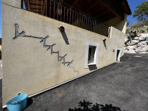 Raparation des fissures de cette maison a Le Pradet avec des agrafages