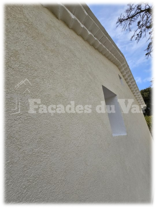 Façades du Var, finition d'un mur par un façadier Var.