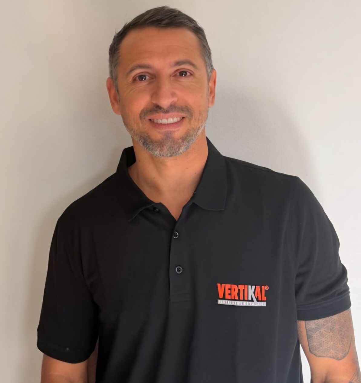 Homme souriant portant un polo noir de l'entreprise Vertikal, Façadier Var.