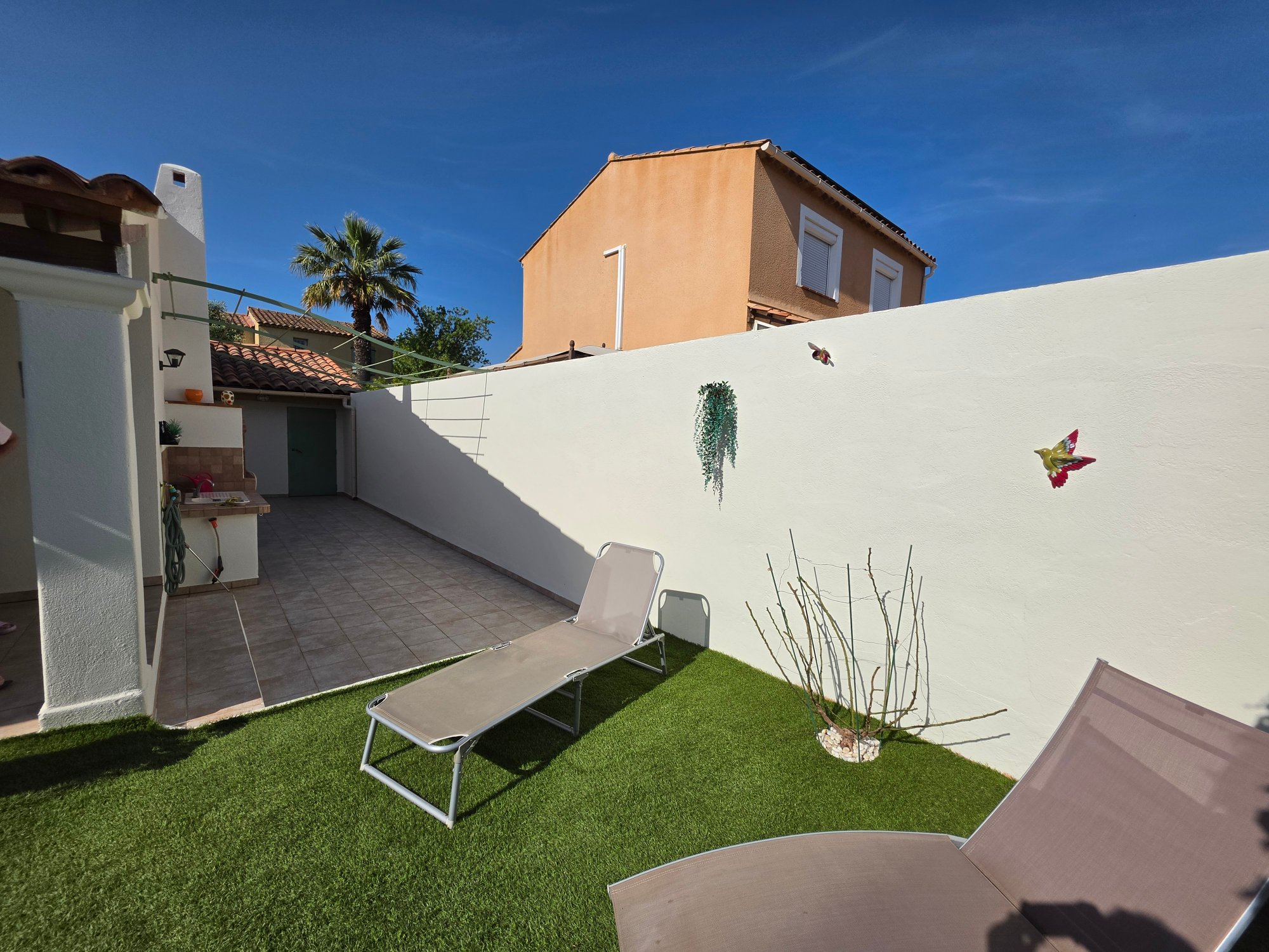 Mur de jardin enduit blanc rénové par Façadier Var - Façades du Var