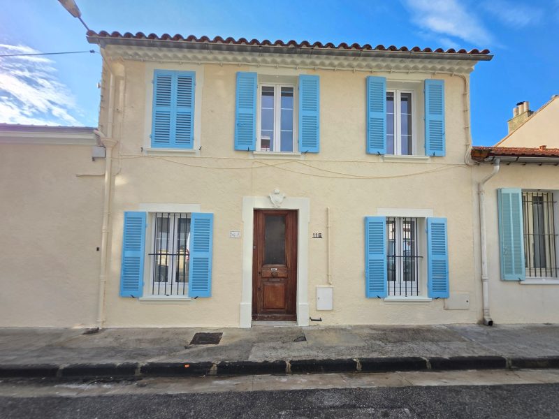 Façades du Var, maison crépie rénovée avec volets bleus en façade