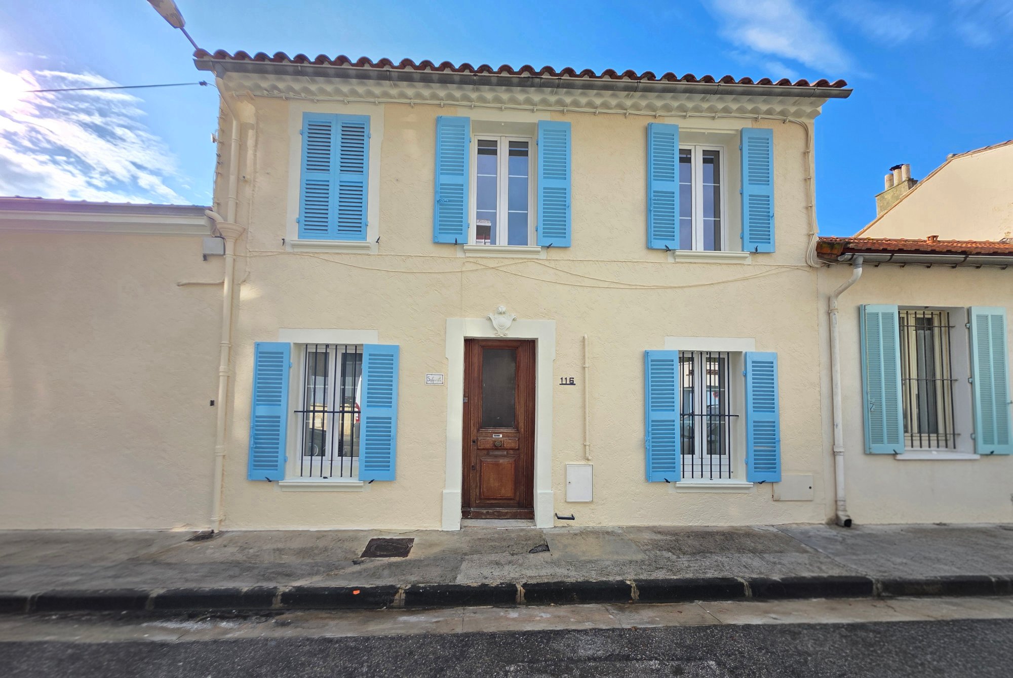 Façades du Var, maison crépie rénovée avec volets bleus en façade
