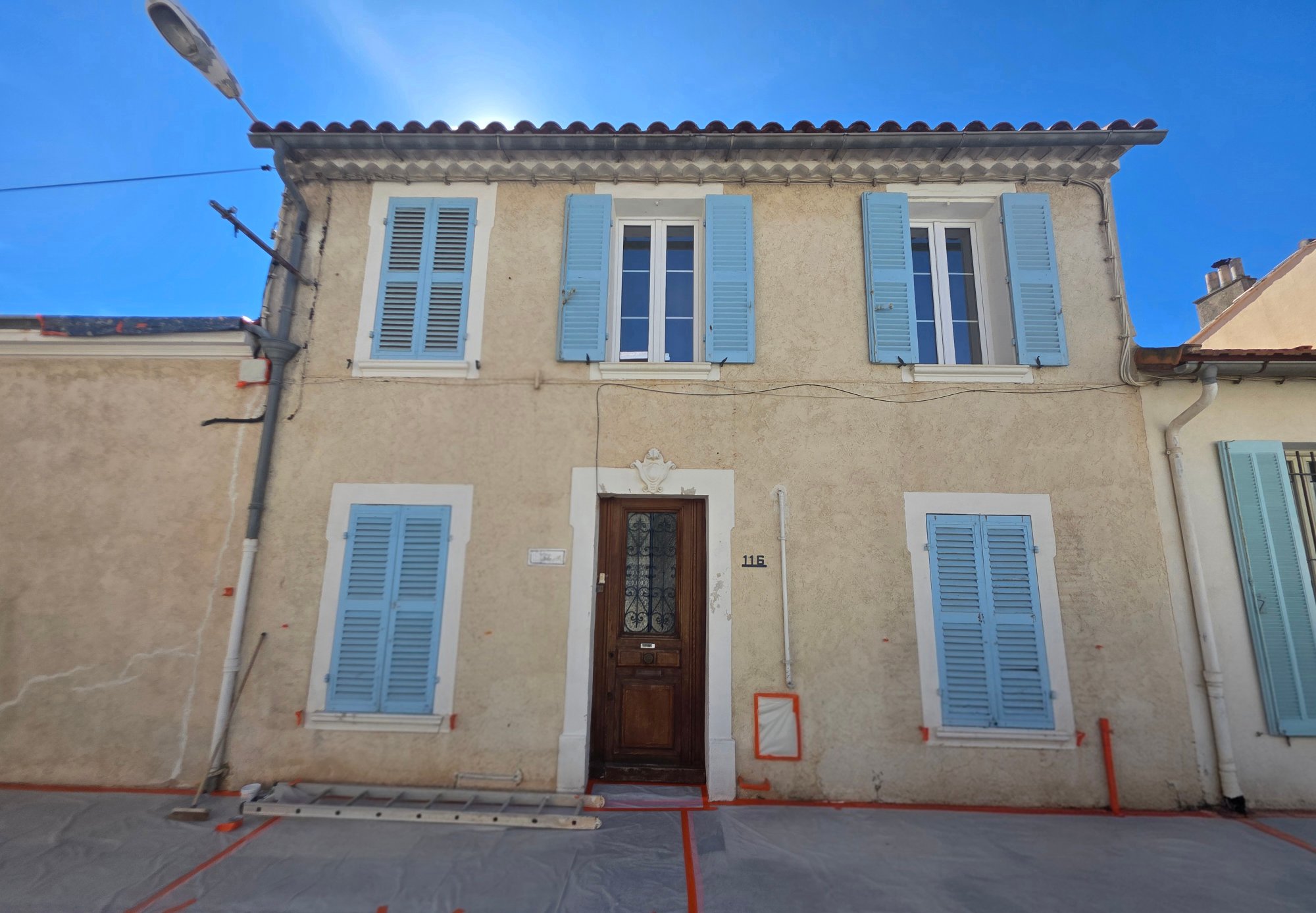 Rénovation de façade de maison aux volets bleus par Façadier Var