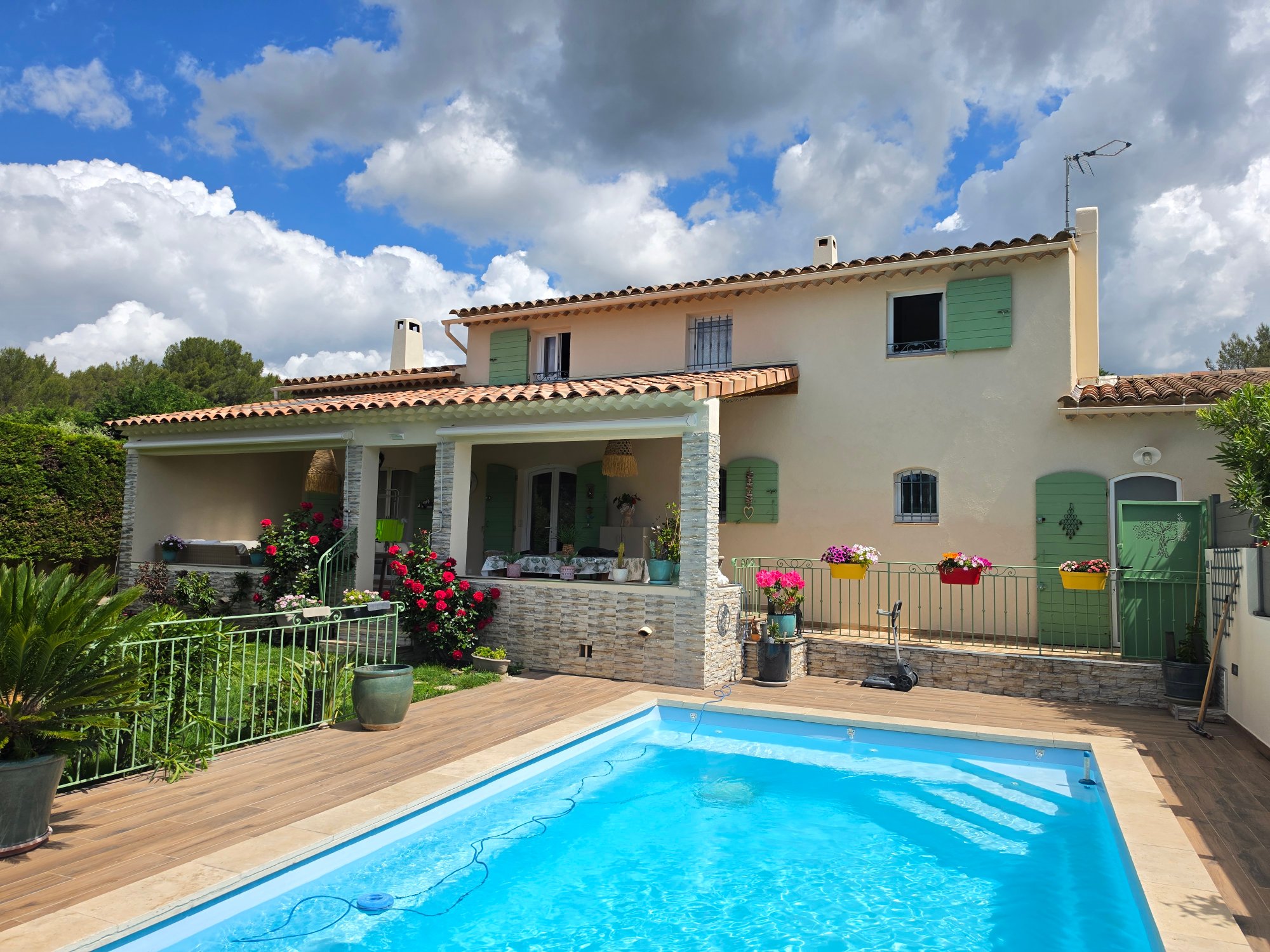 Façades du Var, façade de maison rénovée avec enduit clair et volets verts