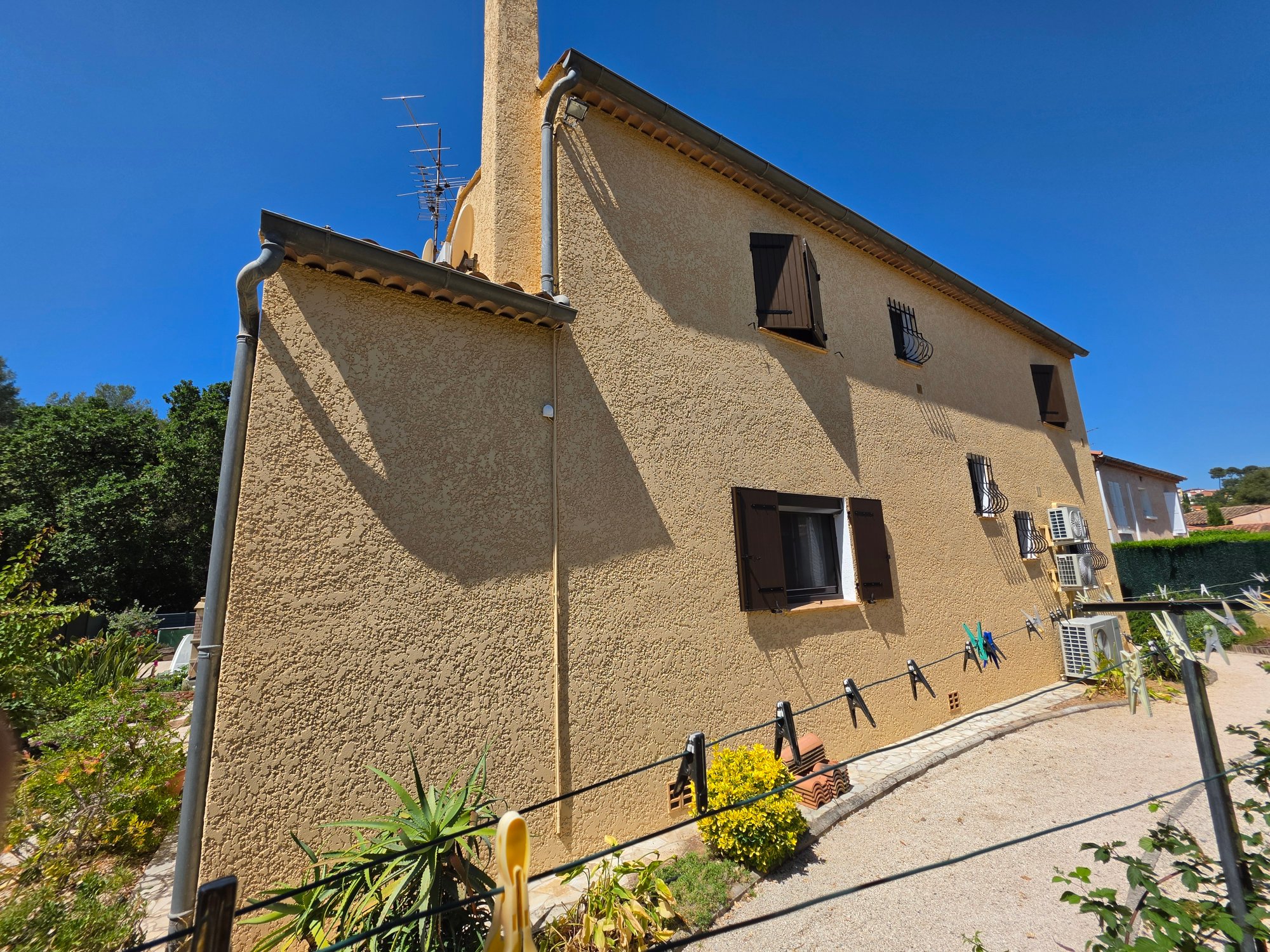 Façadier Var : façade de maison enduite beige avec volets marron