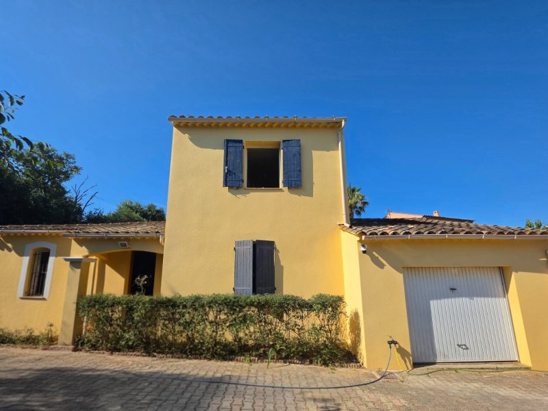 Façades du Var, façade de maison jaune rénovée avec volets bleus