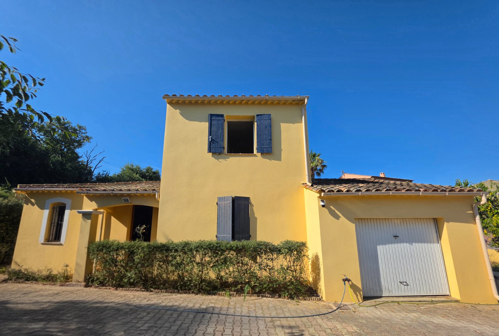 Façades du Var, façade de maison jaune rénovée avec volets bleus