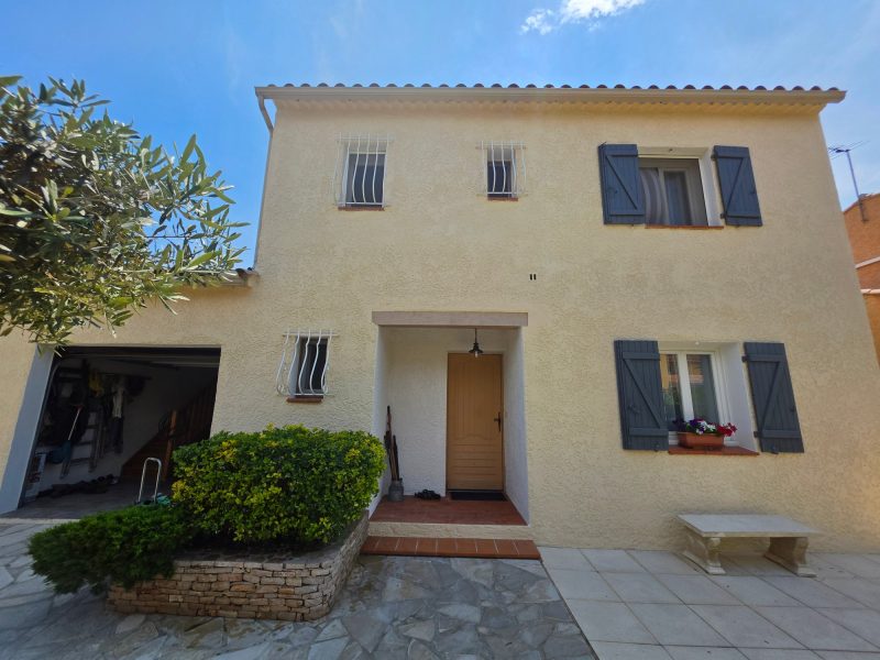 Façades du Var, façade de maison crépie avec volets bleus