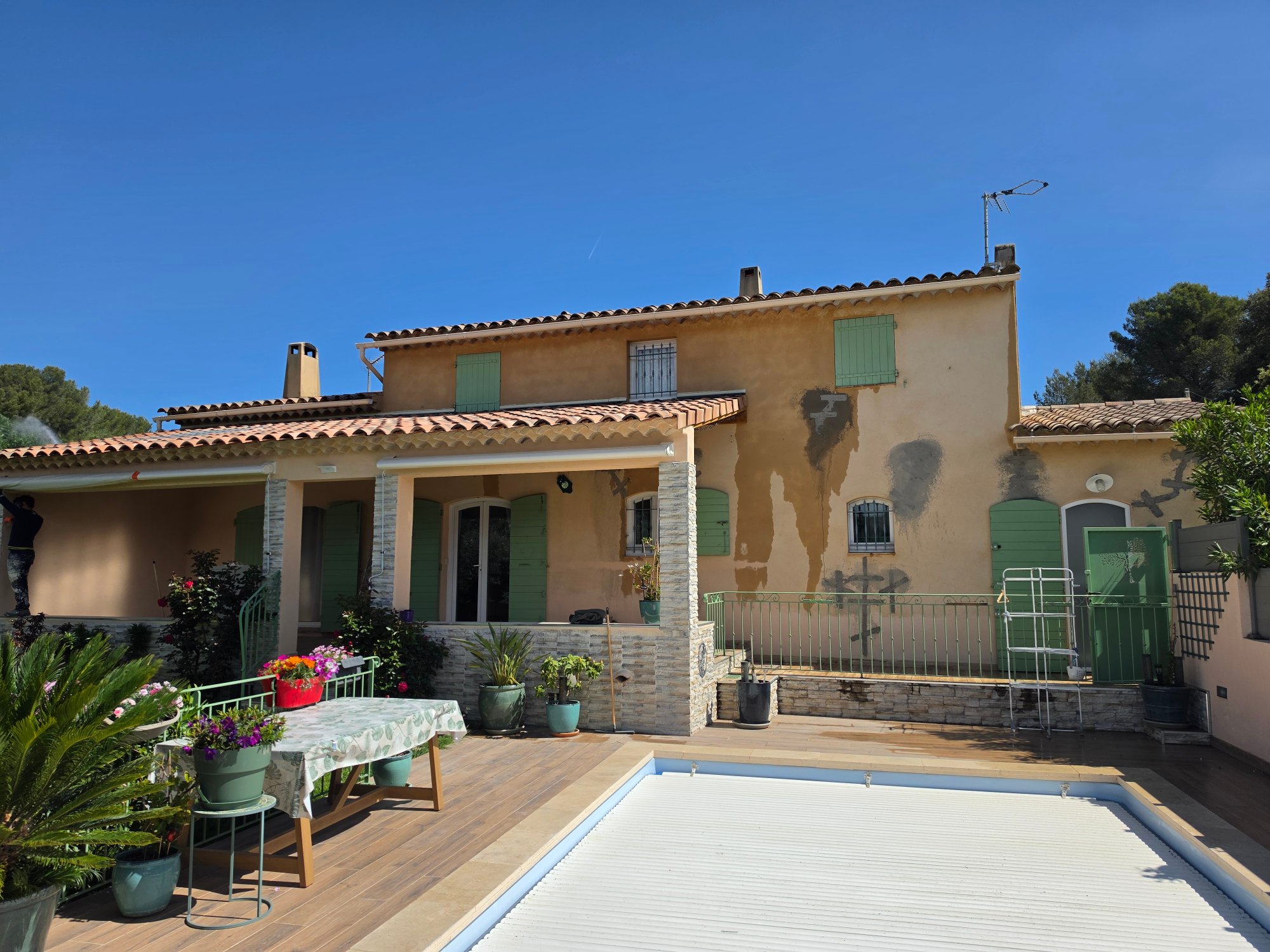 Façadier Var rénovant une façade de maison avec reprises d’enduit