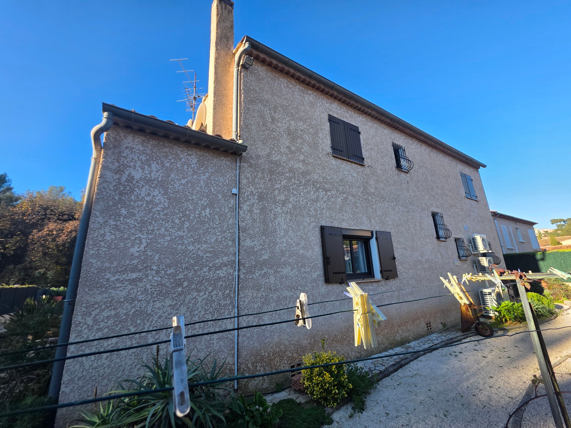 Façades du Var, façade de maison crépie avec volets et fenêtres