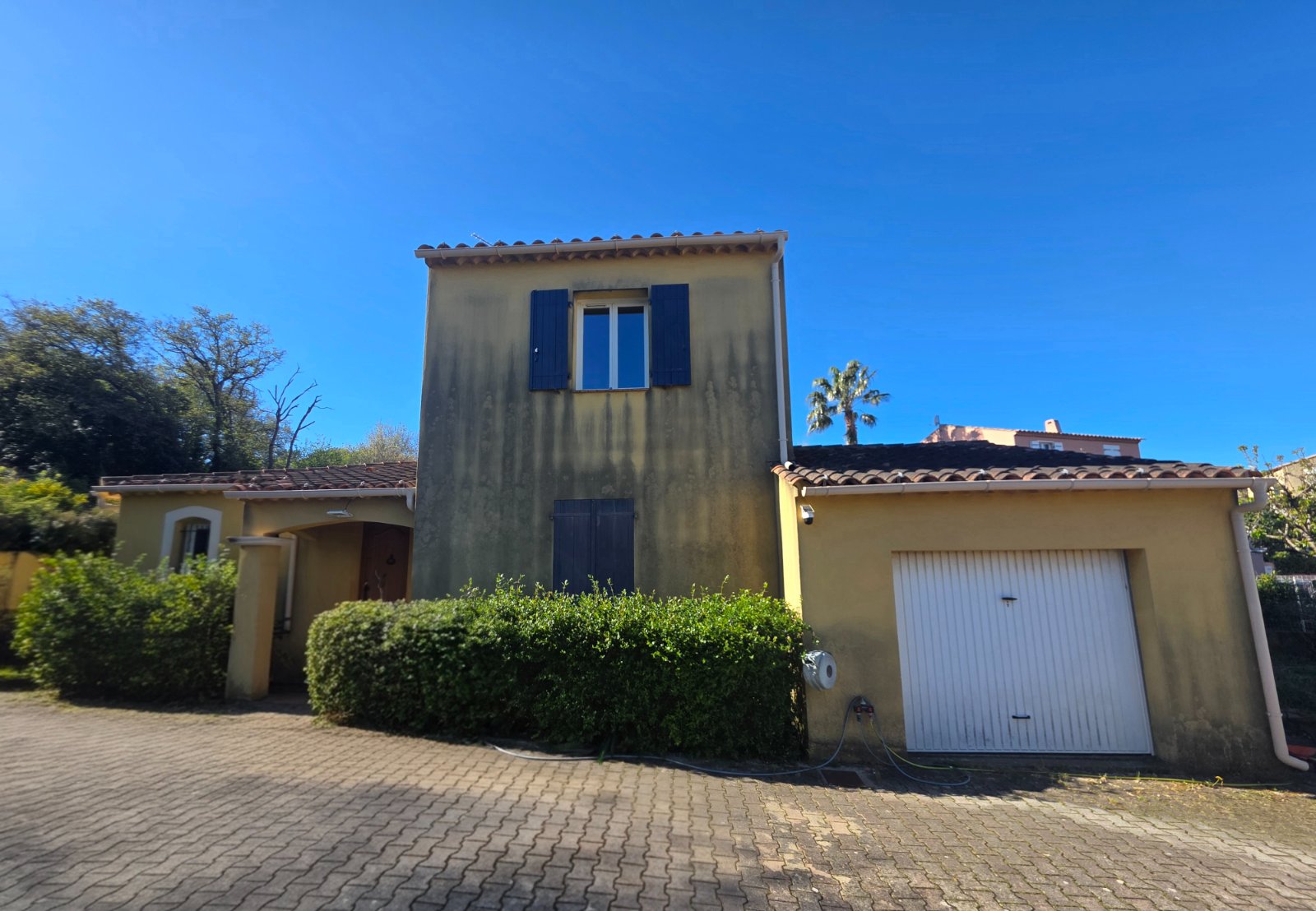 Façadier Var : façade de maison encrassée avant nettoyage façade