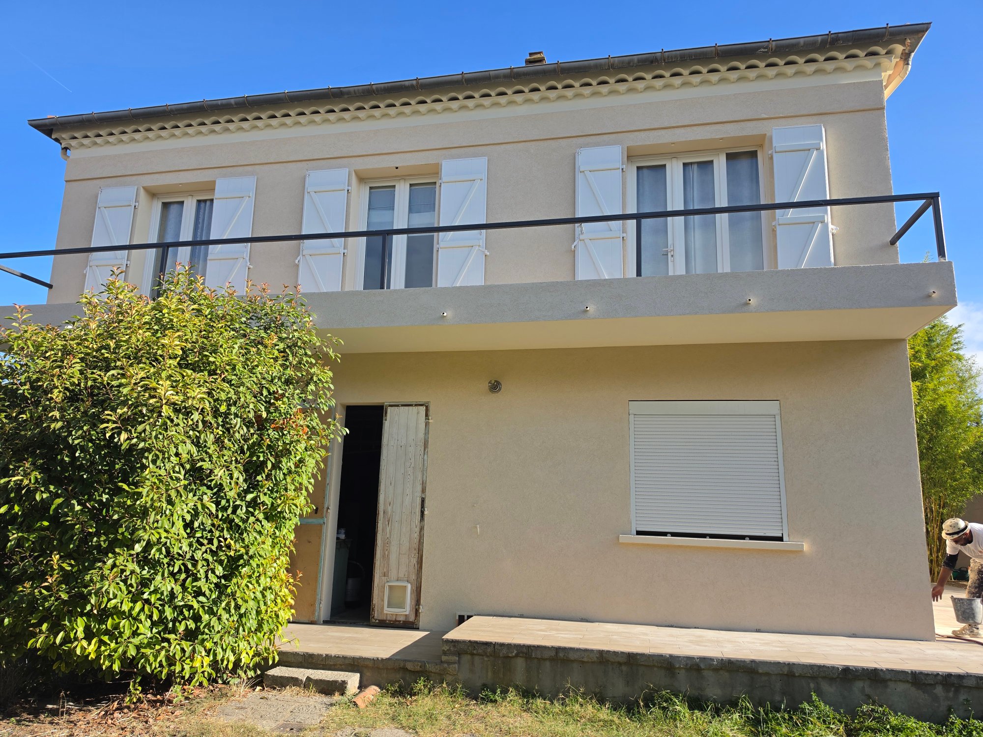 Rénovation de façade de maison par Façadier Var, enduit clair propre