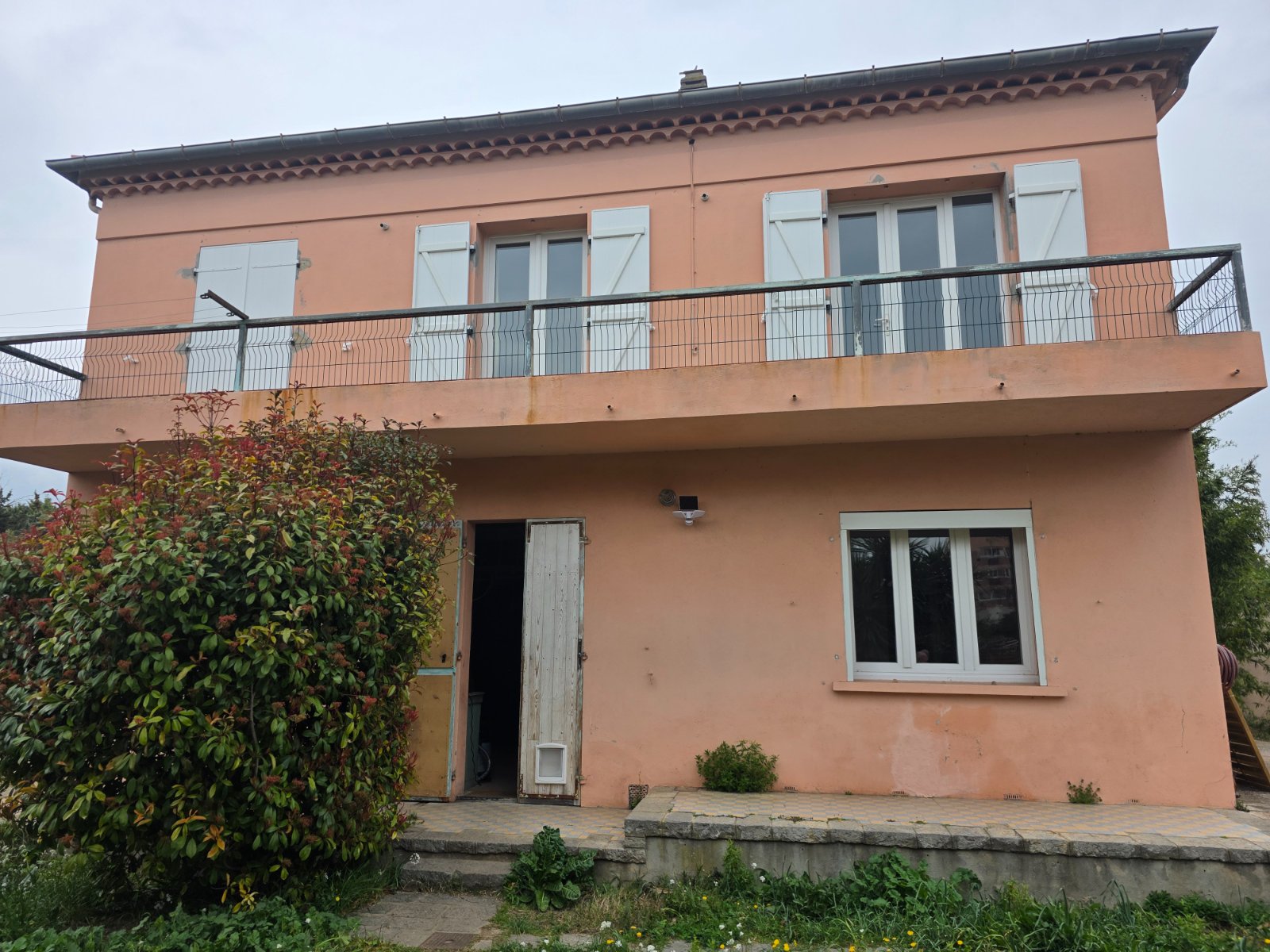 Façades du Var, maison à façade rose avec balcon et volets blancs