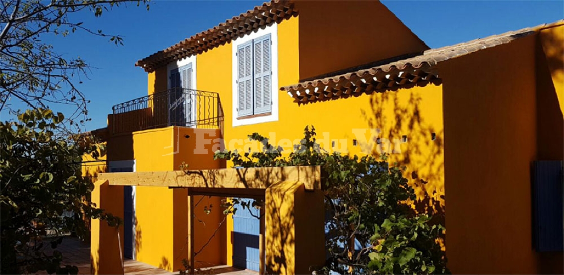 Façades du Var avec une maison jaune et des volets bleus, Façadier Var.