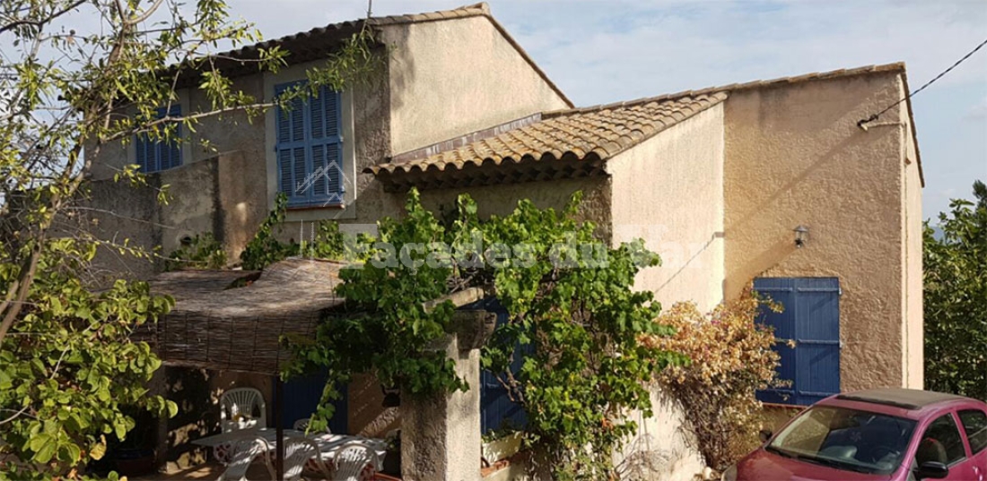 Façade d'une maison typique du Var, réalisée par un façadier Var.