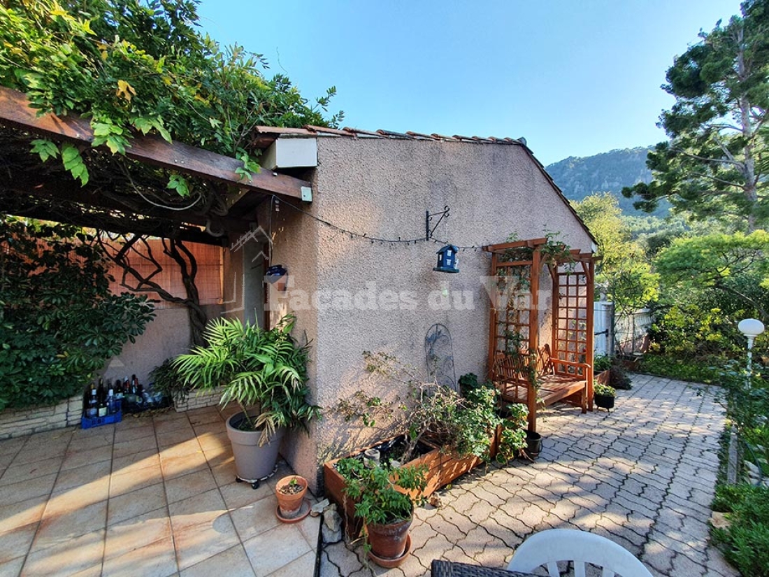 Façade de maison avec jardin, typique des façades du Var, travaux d'un façadier.