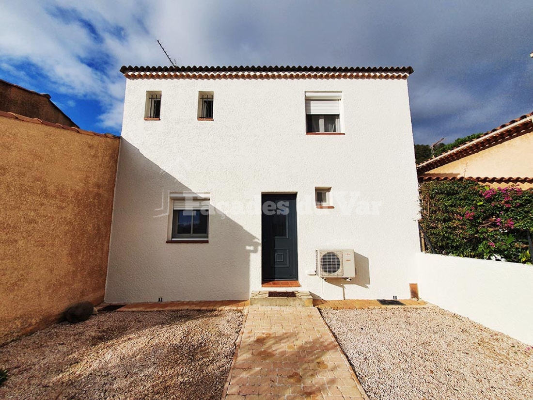 Façade blanche d'une maison dans le Var. Façadier Var.