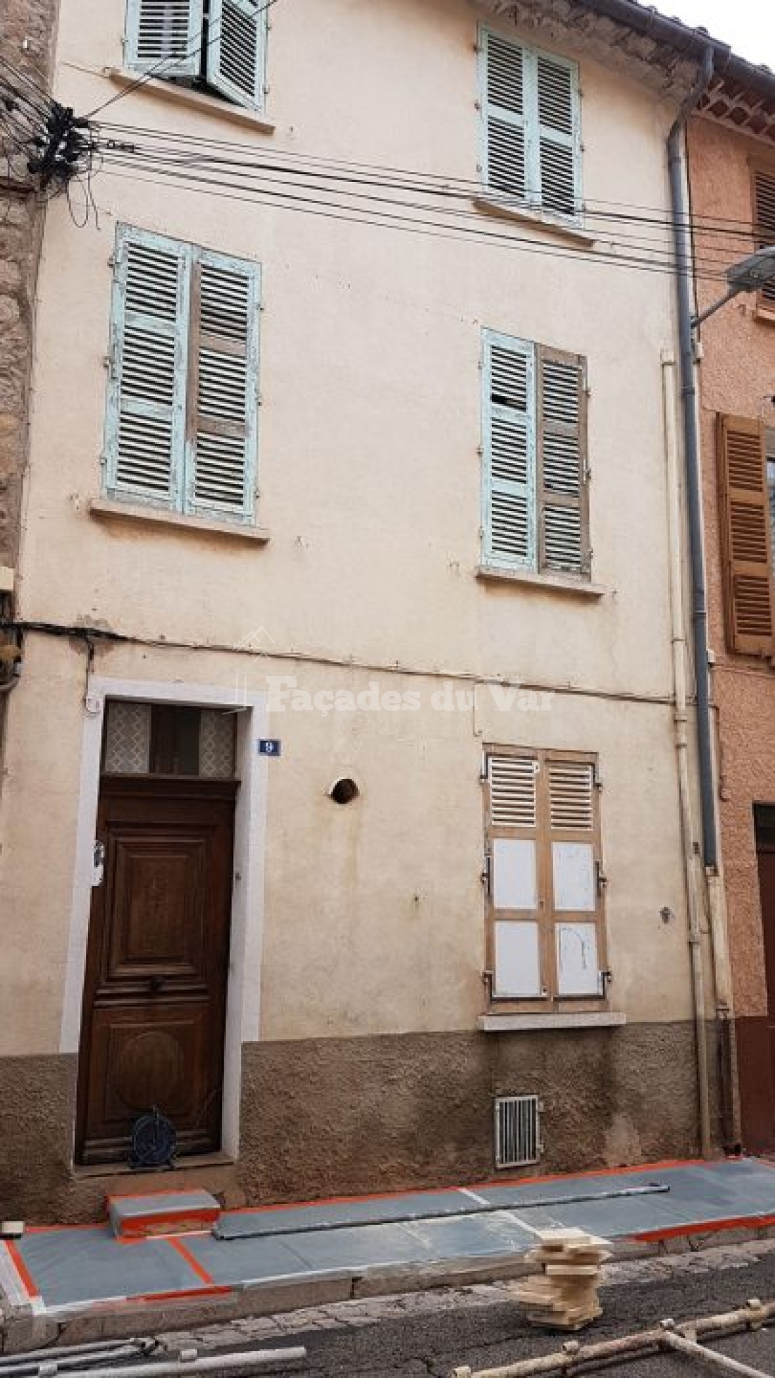 Façade d'une maison traditionnelle dans le Var, Façadier Var.