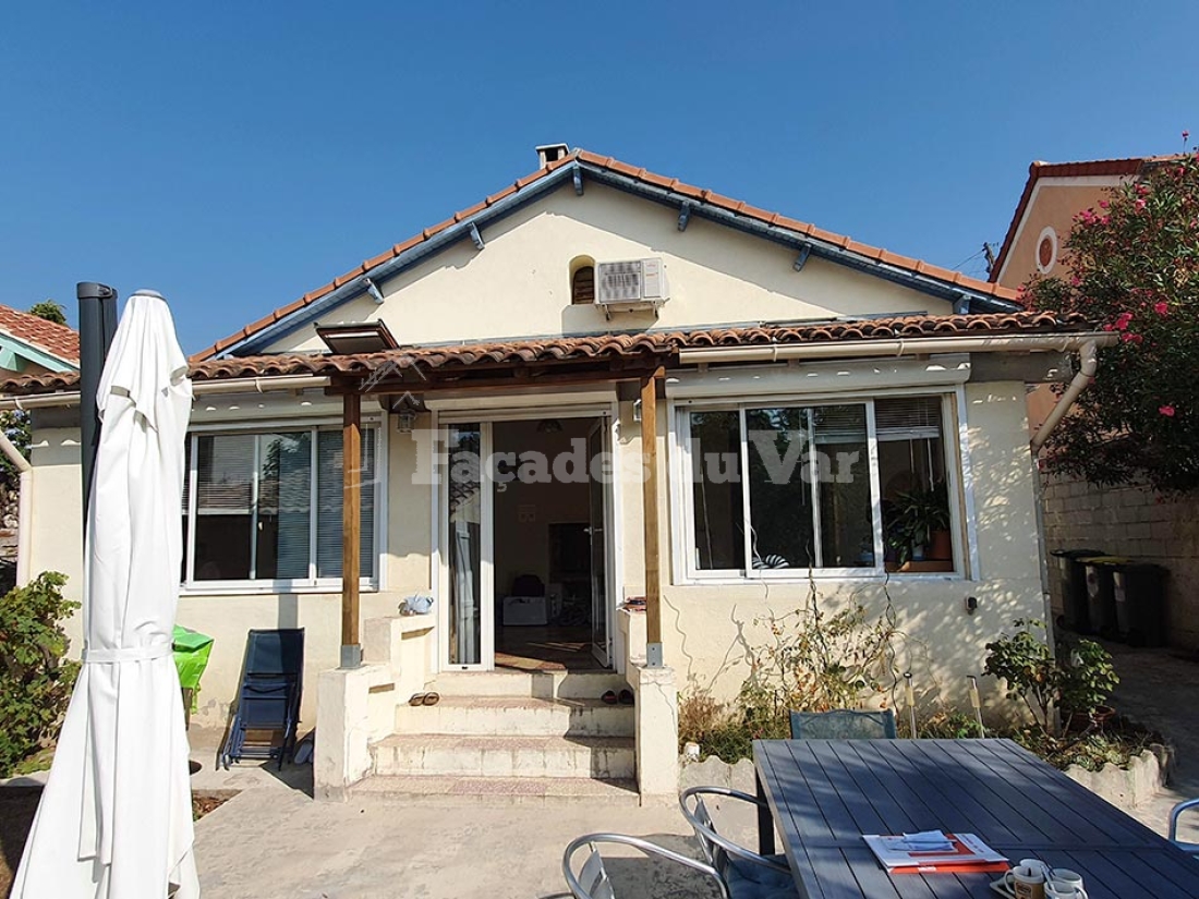 Façade d'une maison avec terrasse, Façades du Var, Façadier Var.