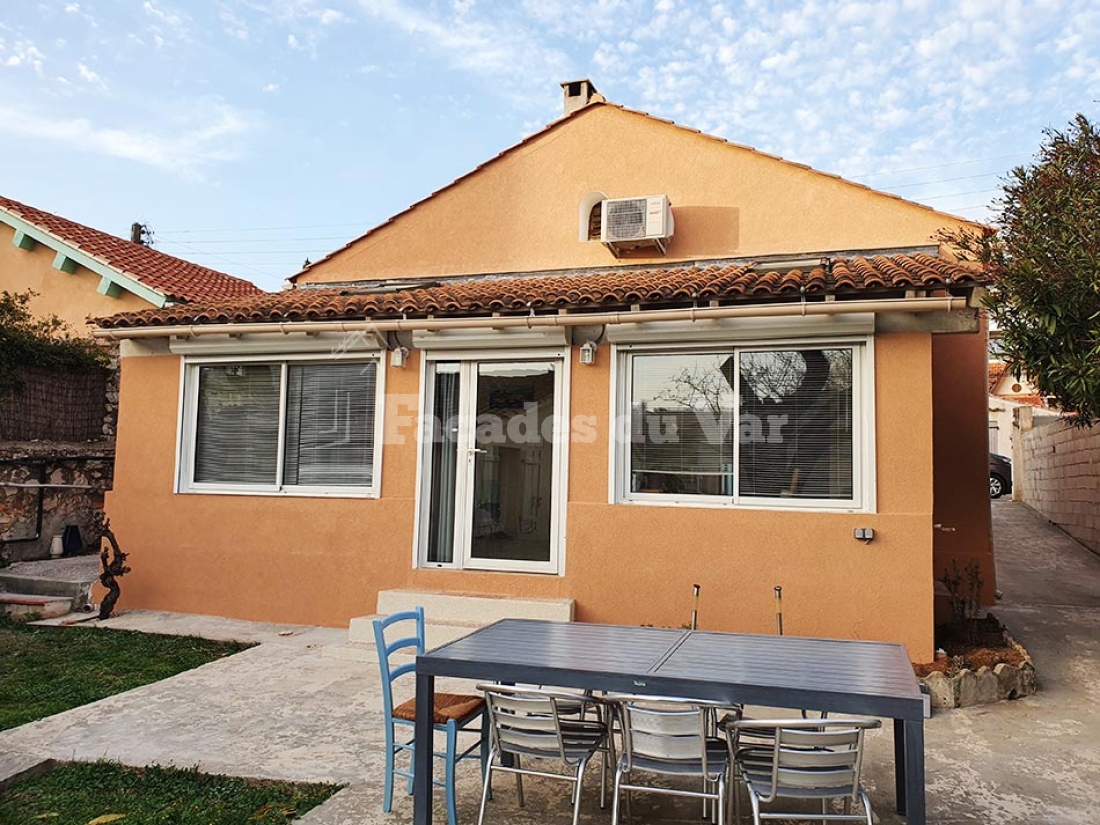 Façades du Var, maison rénovée avec terrasse, par un façadier Var.