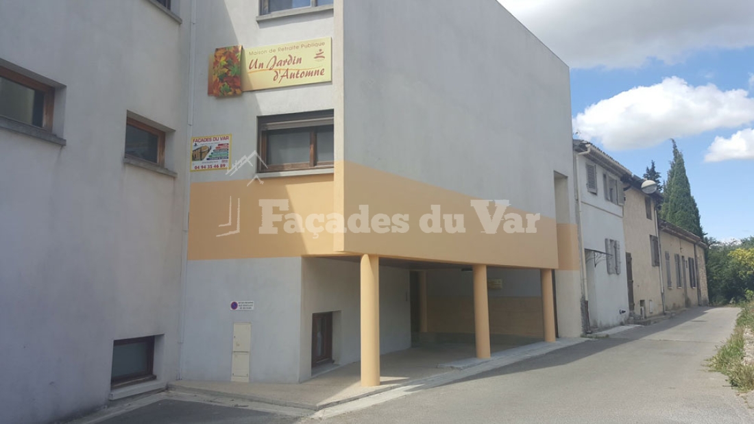 Façades du Var, bâtiment avec couleur beige et panneaux d'information.