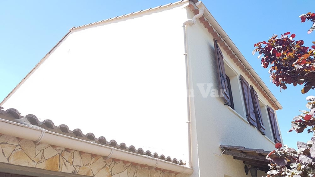 Façade rénovée d'une maison dans le Var, par un façadier Var.