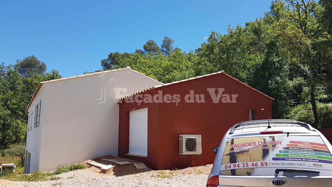 Façades du Var, maison rénovée avec deux teintes de crépi. Façadier Var.