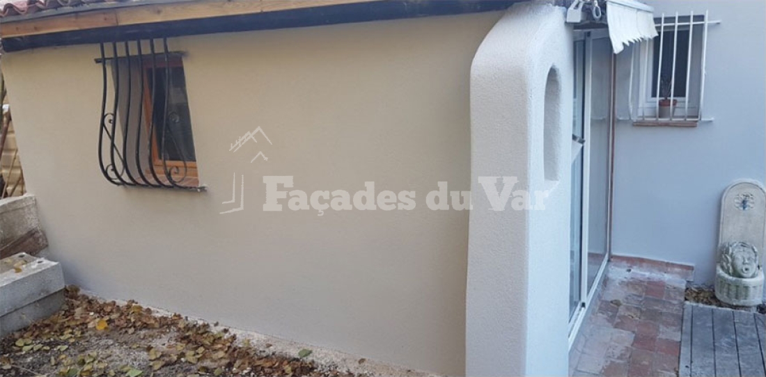 Façade rénovée avec finition lisse, Façades du Var, Façadier Var.