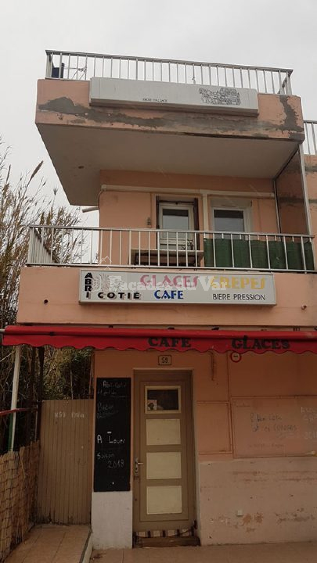 Façades du Var d'un café avec une terrasse, Façadier Var.