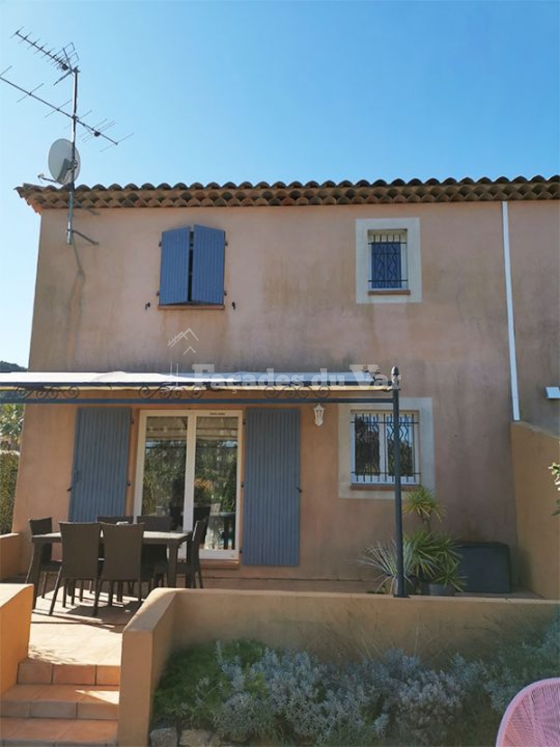 Façade d'une maison avec volets bleus, typique du Var, Façadier Var.