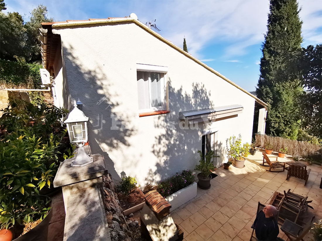 Façade rénovée d'une maison dans le Var, travaux par un façadier Var.