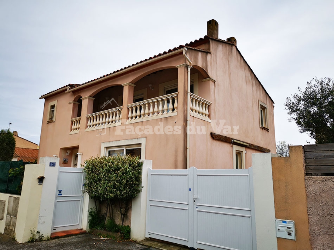 Façades du Var d'une maison avec balcon et décoration en plâtre. Façadier Var.