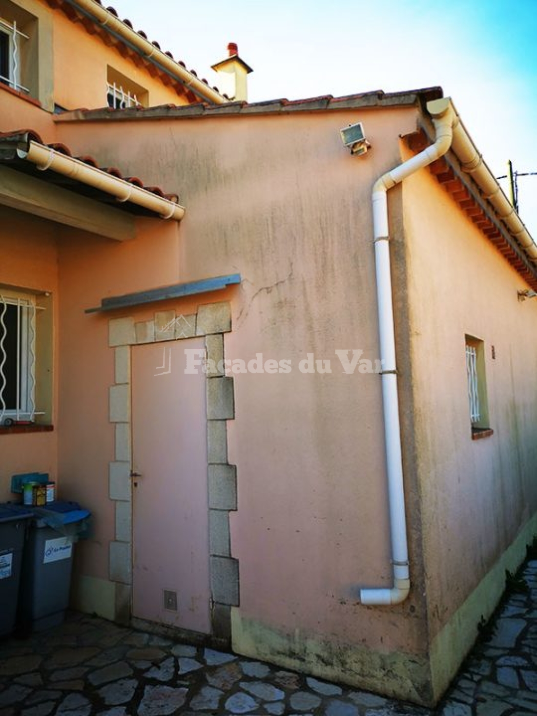 Façade d'une maison dans le Var avec des détails architecturaux. Façadier Var.