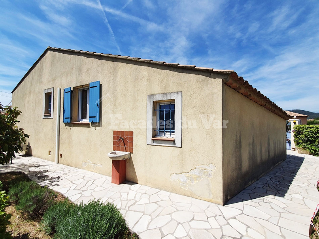 Façades du Var, maison avec volets bleus, travaux par un façadier Var.